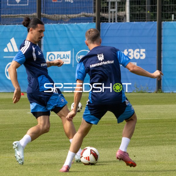Rayan Phillippe ( #14; Hamburger SV) im Zweikampf beim Training am Volksparkstadion