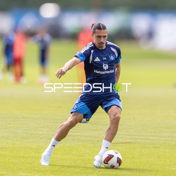 Rayan Phillippe (#14; Hamburger SV) am Ball beim Training