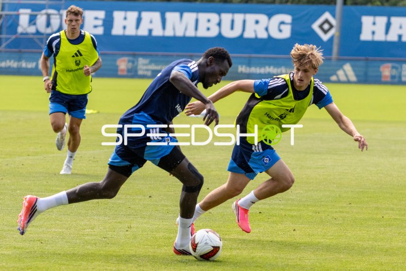 HSV-Spieler im Zweikampf beim Training am Volksparkstadion