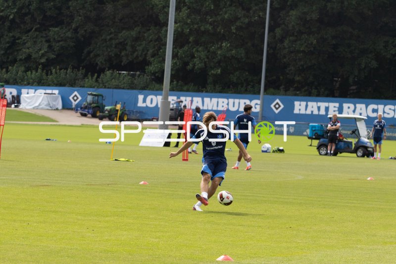 HSV-Spieler beim Ballführen im Training am Volksparkstadion