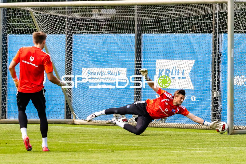 HSV-Torwart mit spektakulärer Flugparade im Training