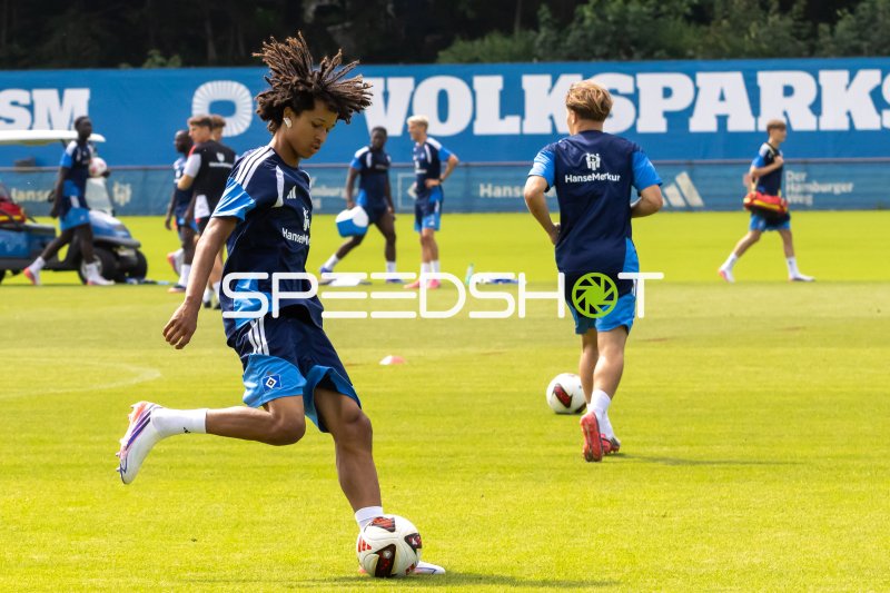 Nachwuchsspieler Thierry Sedlatschek beim Balltraining am Volksparkstadion Hamburg
