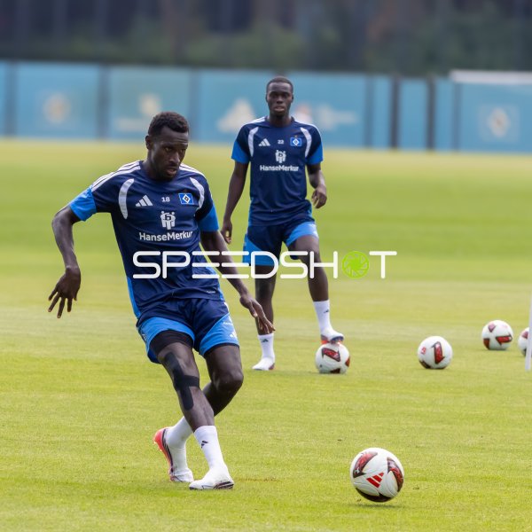 Bakery Jatt #18 beim Training am Volksparkstadion Hamburg
