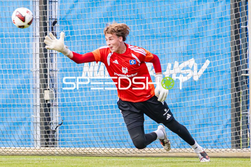 Fernando Dickes (#41; Hamburger SV) streckt sich nach dem Ball im Training