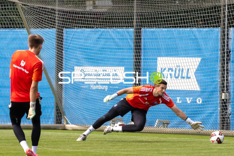 HSV-Torwart bei Parade im Training am Volksparkstadion