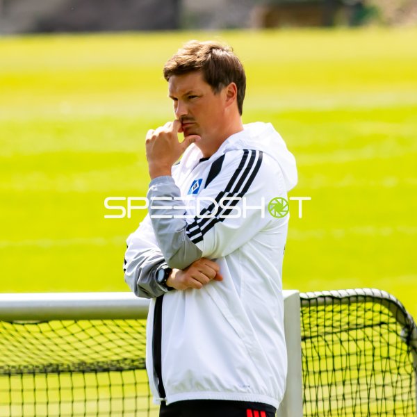 HSV-Trainer Merlin Polzin beobachtet nachdenklich das Training am Volksparkstadion