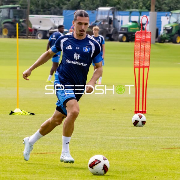 Rayan Philippe (#14; Hamburger SV) am Ball beim Training