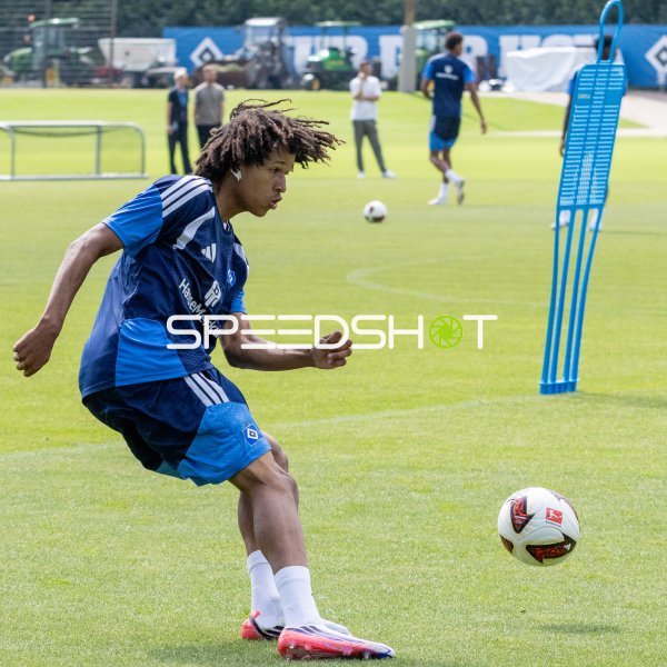 Nachwuchsspieler Thierry Sedlatschek beim Schusstraining auf dem Trainingsplatz