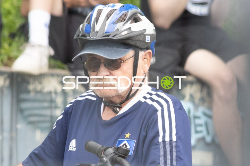 Edelfan "Helm Peter" ist heute auch am Volksparkstadion Hamburg gewesen