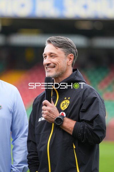 Niko Kovac (Borussia Dortmund) spricht mit Mikrofon im Stadion