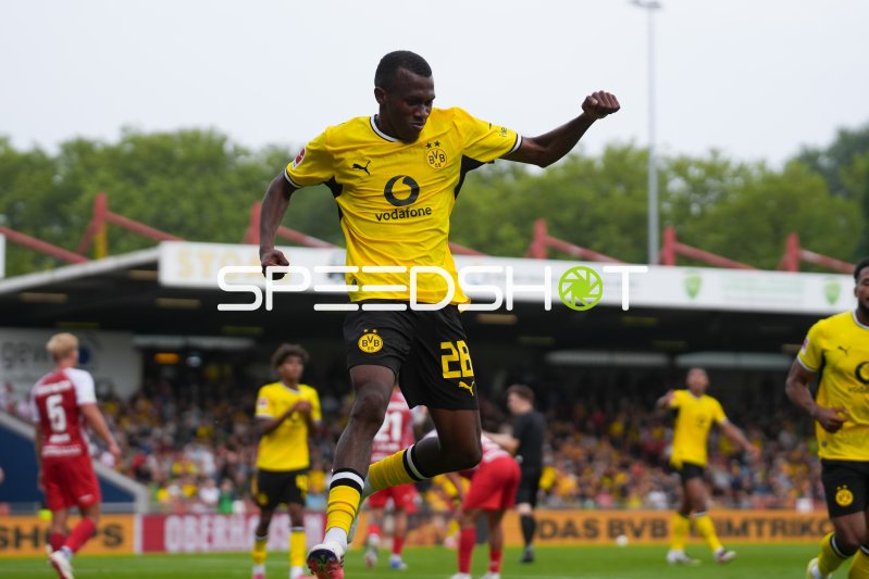 Justin Lerma (#28; Borussia Dortmund) beim Sprung im Testspiel