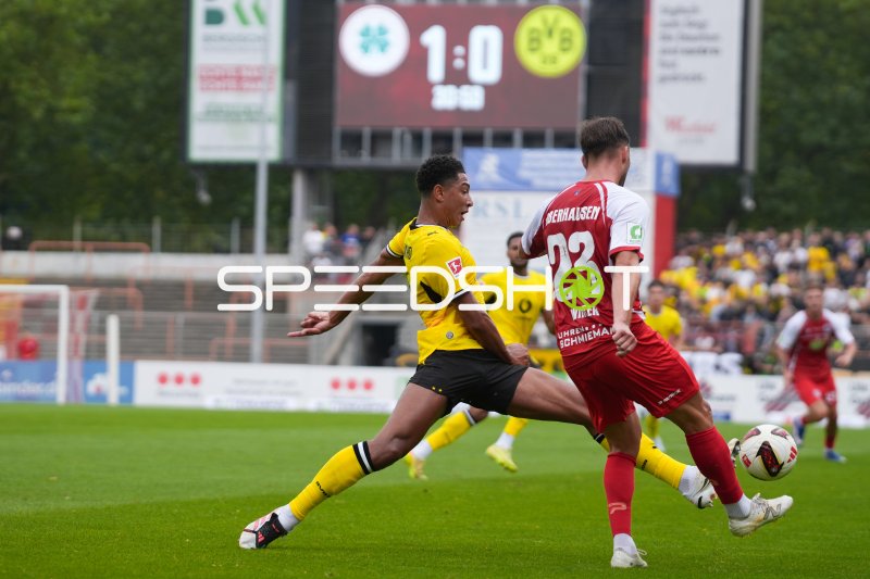 Ilya Polyakov (#23; Rot-Weiß Oberhausen) im Zweikampf gegen Borussia Dortmund