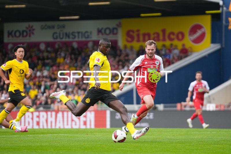 Serhou Guirassy (#9; Borussia Dortmund) im Zweikampf mit Luca Schlax (#21; Rot-Weiß Oberhausen)
