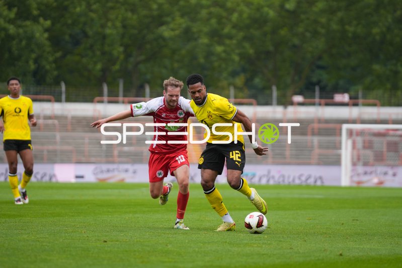 Almugera Kabar (#42; Borussia Dortmund) im Zweikampf mit Luca Schlax (#21; Rot-Weiß Oberhausen)