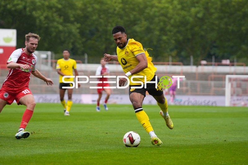 Almugera Kabar (#42; Borussia Dortmund) im Zweikampf mit Luca Schlax (#21; Rot-Weiß Oberhausen)