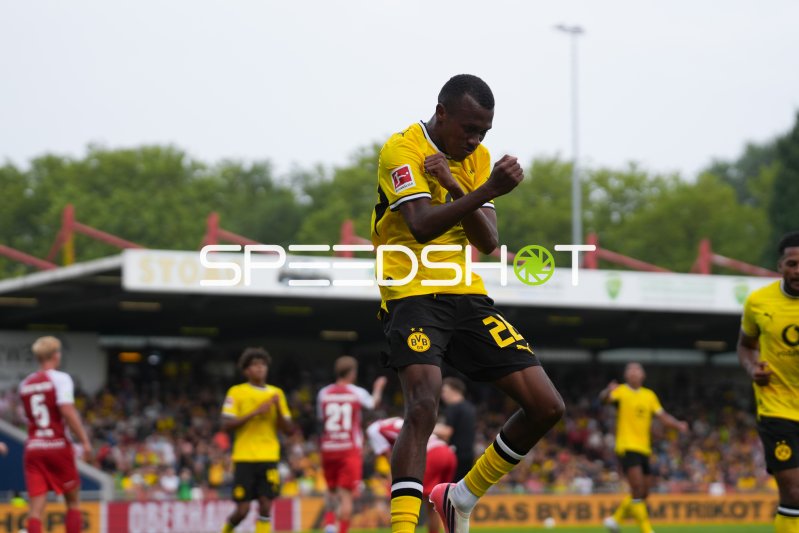 Samuele Inácio (#40; Borussia Dortmund) bejubelt seinen Treffer