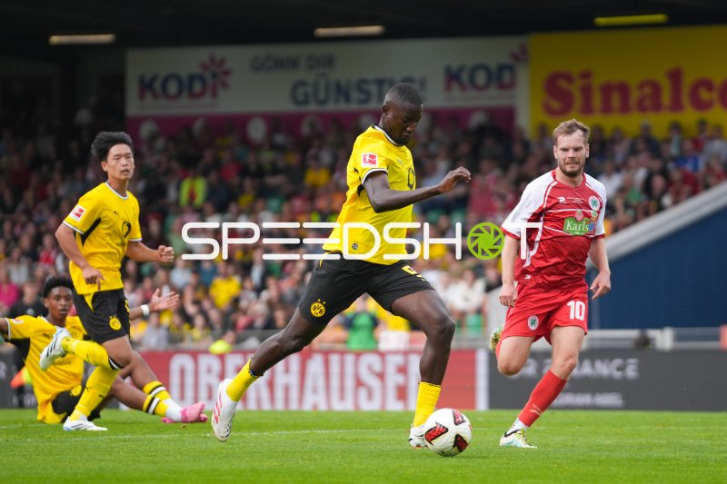 Luca Schlax (#21; Rot-Weiß Oberhausen) im Zweikampf gegen Borussia Dortmund