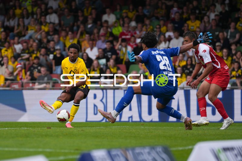 Borussia Dortmund Spieler im Torschuss gegen Ryan Valentine (#28; RW Oberhausen)