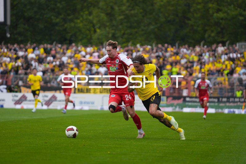 Simon Ludwig (#24; Rot-Weiß Oberhausen) im Zweikampf gegen Fabio Silva (#21; Borussia Dortmund)