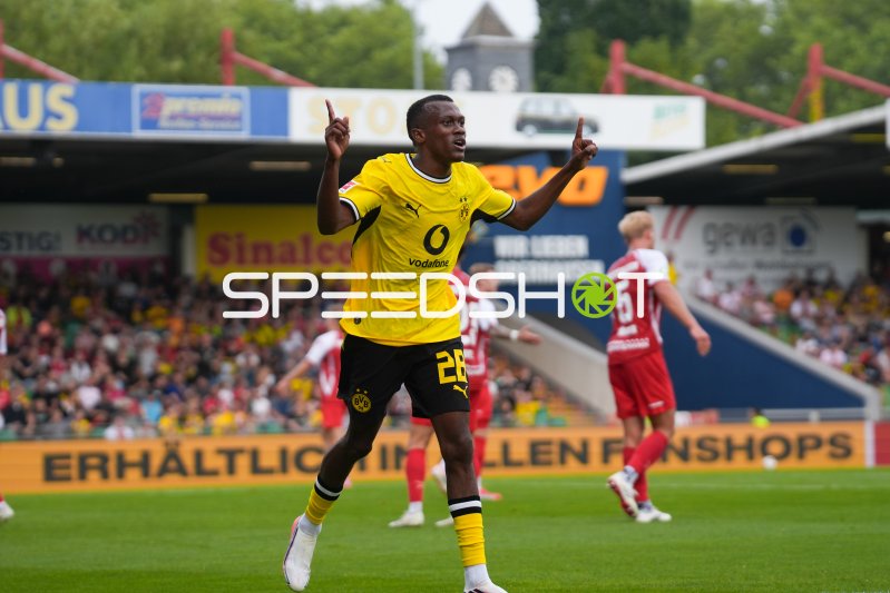Justin Lerma (#28; Borussia Dortmund) bejubelt seinen Treffer