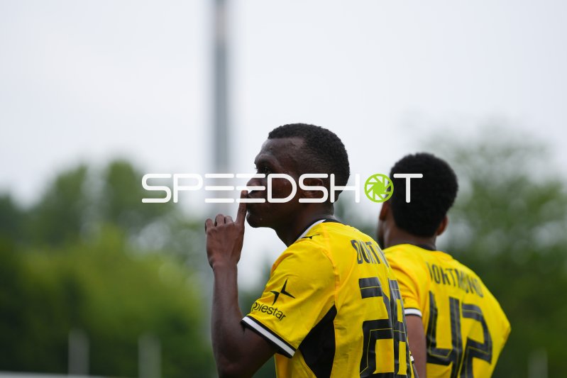 Borussia Dortmund Spieler (#42; BVB) mit Jubel-Geste im Niederrhein Stadium
