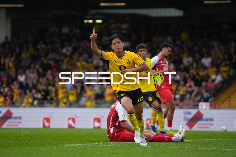 Seok-ju Hong (#18; Rot-Weiß Oberhausen) – Torjubel im Niederrhein Stadium