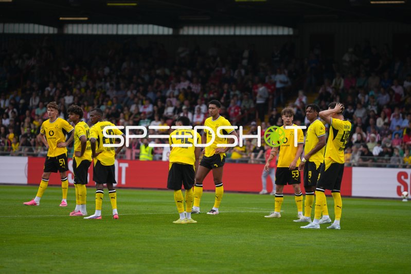 Jobe Bellingham (#7; Borussia Dortmund) und Teamkollegen bei Spielunterbrechung