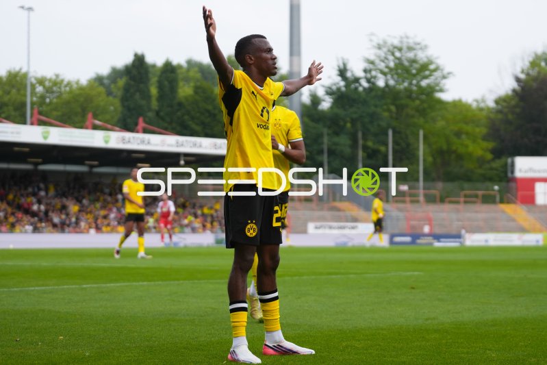 Serhou Guirassy (#9; Borussia Dortmund) jubelt im Niederrhein Stadium
