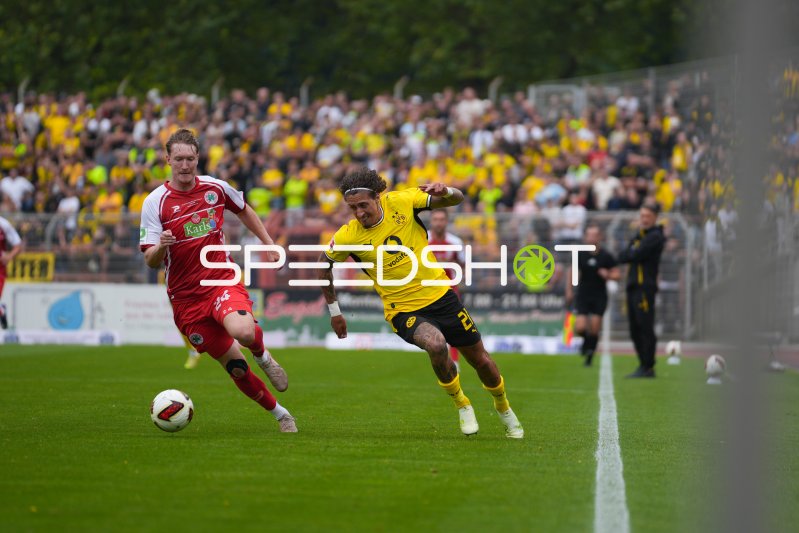 Simon Ludwig (#24; Rot-Weiß Oberhausen) im Zweikampf gegen Borussia Dortmund