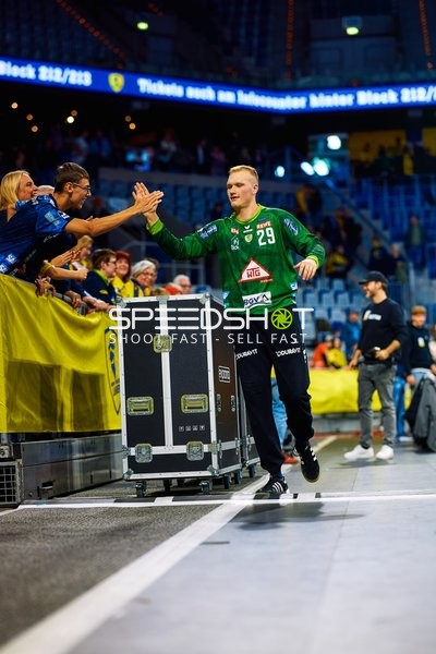 Spieler nimmt Kontakt mit Fans auf