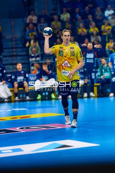 Ein Spieler der Rhein Neckar Löwen bereitet einen Wurf vor.