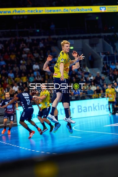 Ein Spieler der Rhein Neckar Löwen springt zum Wurf.