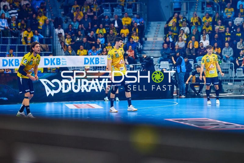 Spieler der Rhein Neckar Löwen bereiten einen Angriff vor.