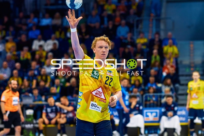 Ein Spieler der Rhein Neckar Löwen hält den Ball in der Hand und ist bereit, einen Pass oder Wurf auszuführen.