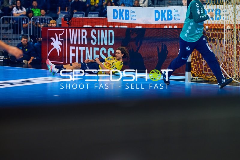 Ein Spieler der Rhein Neckar Löwen rutscht über das Spielfeld.