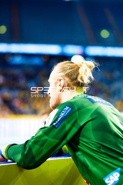 Ein Spieler der Rhein Neckar Löwen sieht von der Bank zu.