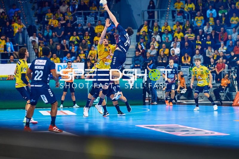 Ein Spieler von SG Flensburg springt hoch, um einen Pass gegen die Rhein Neckar Löwen zu blocken.