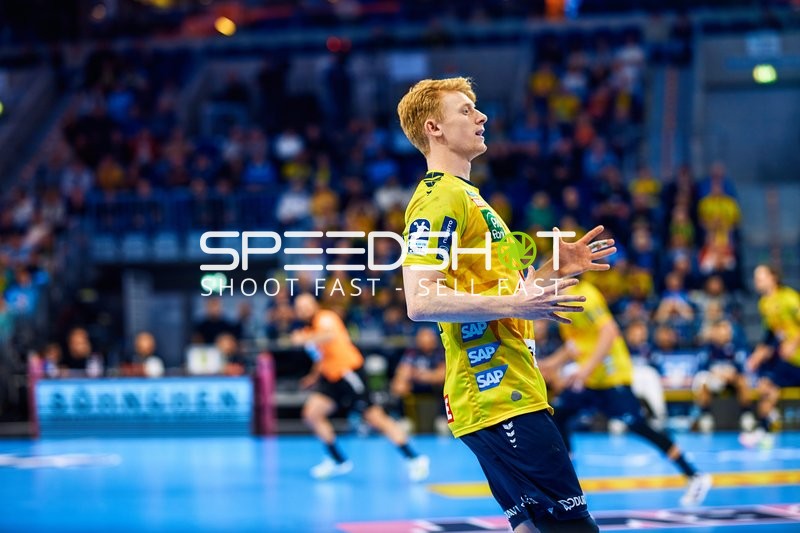 Ein Spieler der Rhein Neckar Löwen läuft während eines Handballspiels.