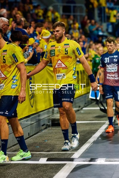 Spieler der Rhein Neckar Löwen und SG Flensburg Handewitt auf dem Spielfeldrand