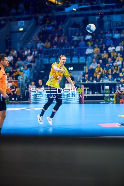 Ein Spieler der Rhein Neckar Löwen wirft den Ball.