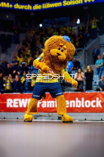 Maskottchen tanzt auf dem Spielfeld