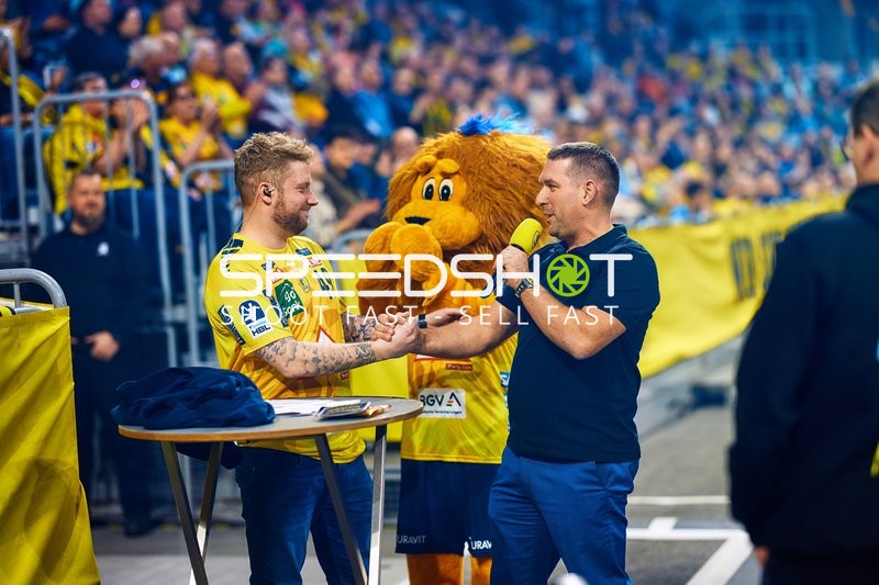 Interview oder Ehrung auf dem Spielfeld