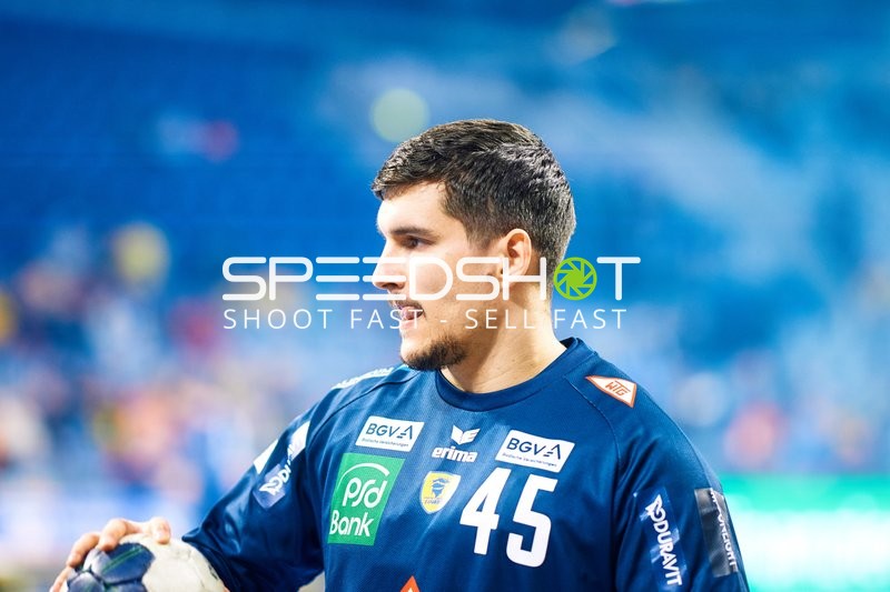 Ein Spieler von Rhein Neckar Löwen hält den Ball in der Hand.