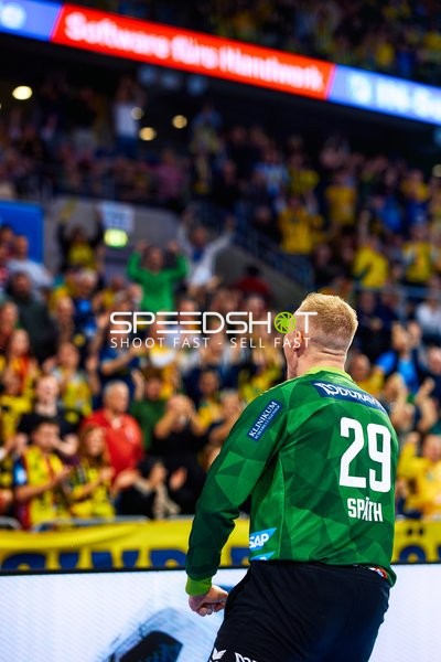 Spieler bejubelt die Unterstützung der Fans.