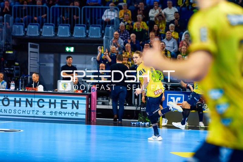 Ein Spieler von Rhein Neckar Löwen läuft über das Spielfeld.