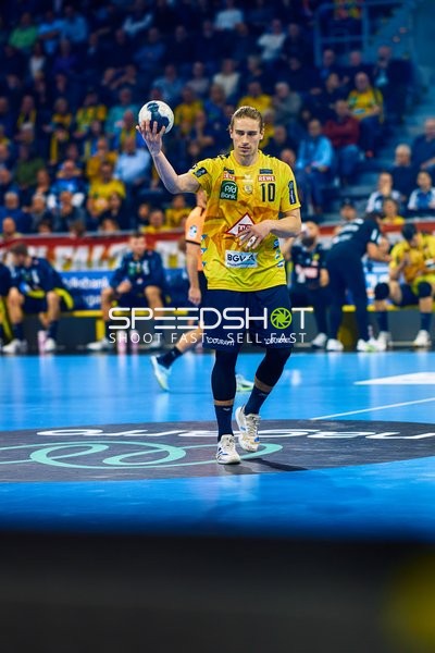 Ein Spieler von Rhein Neckar Löwen bereitet einen Wurf vor.