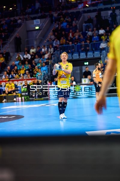 Ein Spieler der Rhein Neckar Löwen, Gustav Davidsson, hält den Ball in der Hand während des Spiels.