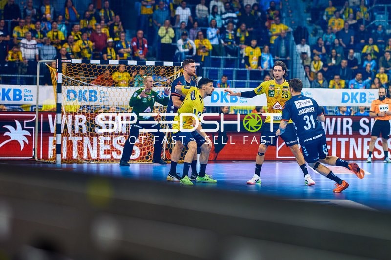 Angriff von SG Flensburg Handewitt auf das Tor der Rhein Neckar Löwen