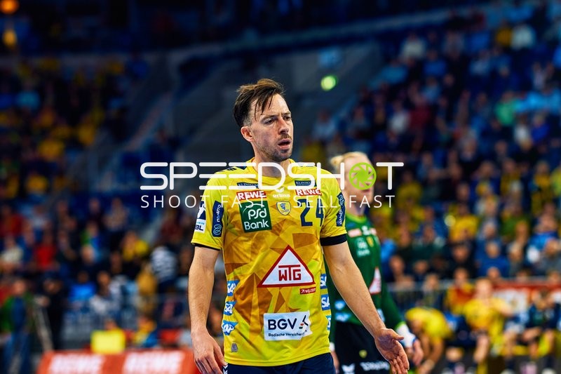 Spieler im Gespräch auf dem Spielfeld