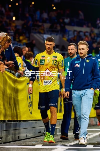 Spieler gehen nach dem Spiel entlang des Spielfelds.